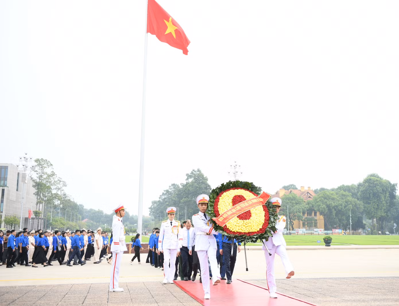 Đoàn đại biểu Đại hội Thanh niên tiên tiến làm theo lời Bác lần thứ VII vào Lăng viếng Chủ tịch Hồ Chí Minh. Đoàn đại biểu Đại hội Thanh niên tiên tiến làm theo lời Bác lần thứ VII vào Lăng viếng Chủ tịch Hồ Chí Minh.