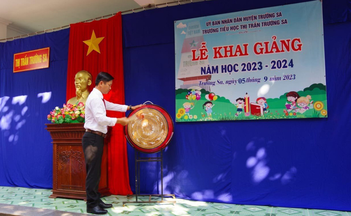 Ông Trần Quang Phú - Chủ tịch UBND Thị trấn Trường Sa đánh trống khai giảng năm học mới. Ảnh: CTV Ông Trần Quang Phú - Chủ tịch UBND Thị trấn Trường Sa đánh trống khai giảng năm học mới. Ảnh: CTV