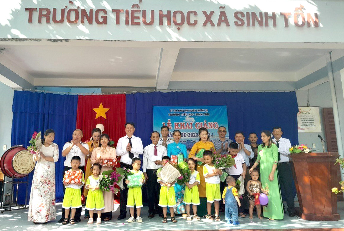 Đại diện chính quyền và các lực lượng trên đảo Sinh Tồn tặng quà cho thầy và trò của nhà trường. Ảnh: CTV Đại diện chính quyền và các lực lượng trên đảo Sinh Tồn tặng quà cho thầy và trò của nhà trường. Ảnh: CTV