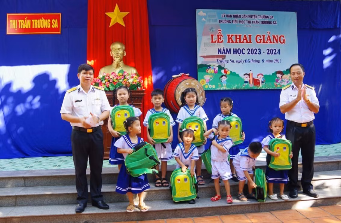 Đại diện Ban chỉ huy đảo Trường Sa tặng quà cho các cháu học sinh. Ảnh: CTV