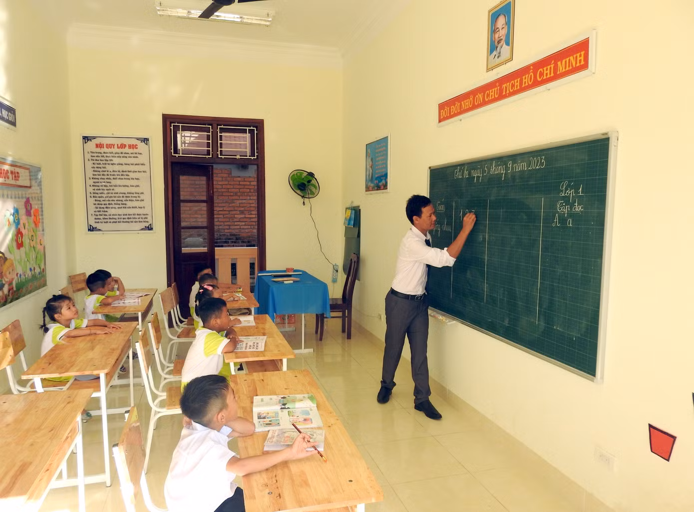 Buổi học đầu tiên năm học mới của thầy và trò trường tiểu học Đá Tây. Ảnh: CTV