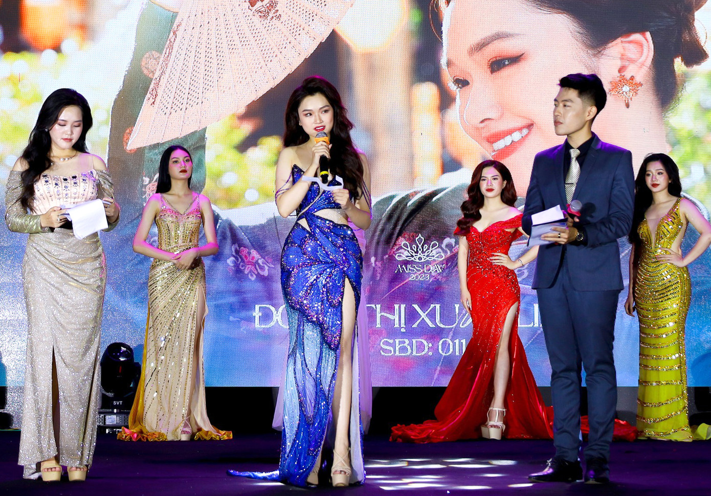 Qua đó, 5 thí sinh nổi bật nhất bước tiếp vào phần thi ứng xử, gồm: Nguyễn Thị Thu Trang (SBD 01), Phùng Mỹ Linh (SBD 03), Nguyễn Hoàng Yến (SBD 13), Nguyễn Diễm Quỳnh (SBD 12) và Đoàn Thị Xuân Linh (SBD 11).