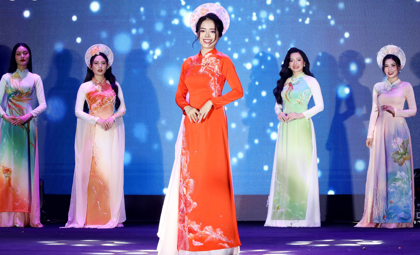 Trong đêm chung kết, các thí sinh trải qua các phần thi trình diễn trang phục áo dài, trang phục dạ hội và trình diễn tài năng.
