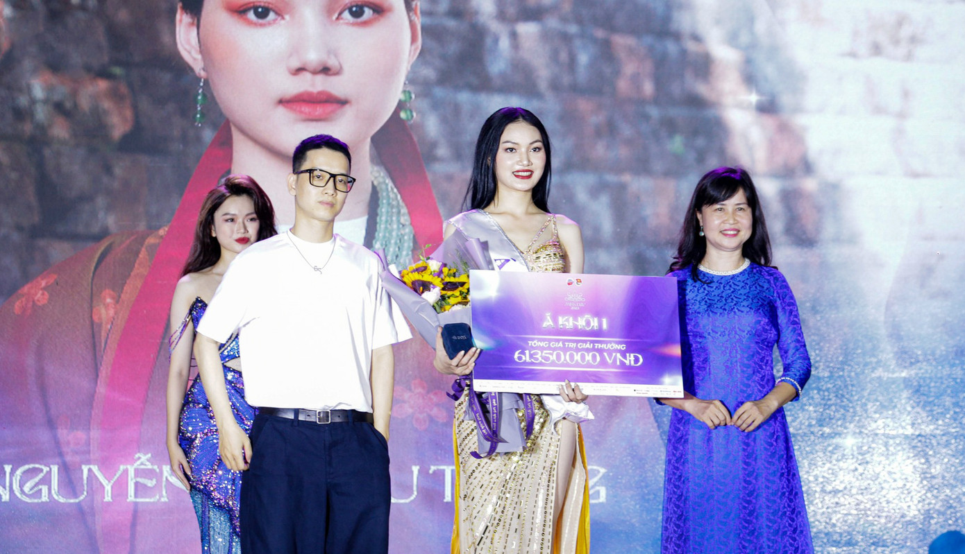 Danh hiệu Á khôi 1 thuộc về Nguyễn Thị Thu Trang, sinh viên chuyên ngành Quan hệ quốc tế.