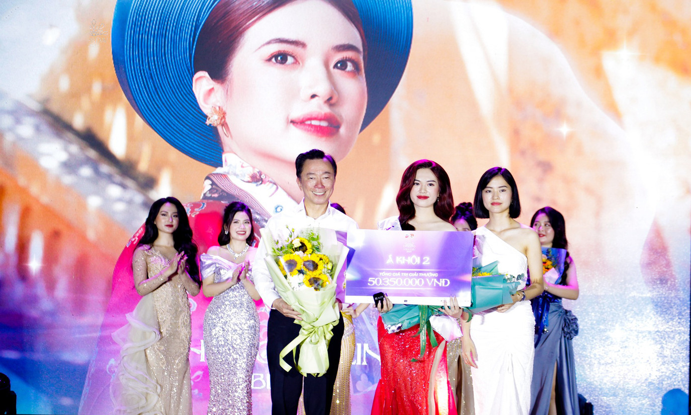 Danh hiệu Á khôi 2 thuộc về Phùng Mỹ Linh, sinh viên chuyên ngành Truyền thông Quốc tế.