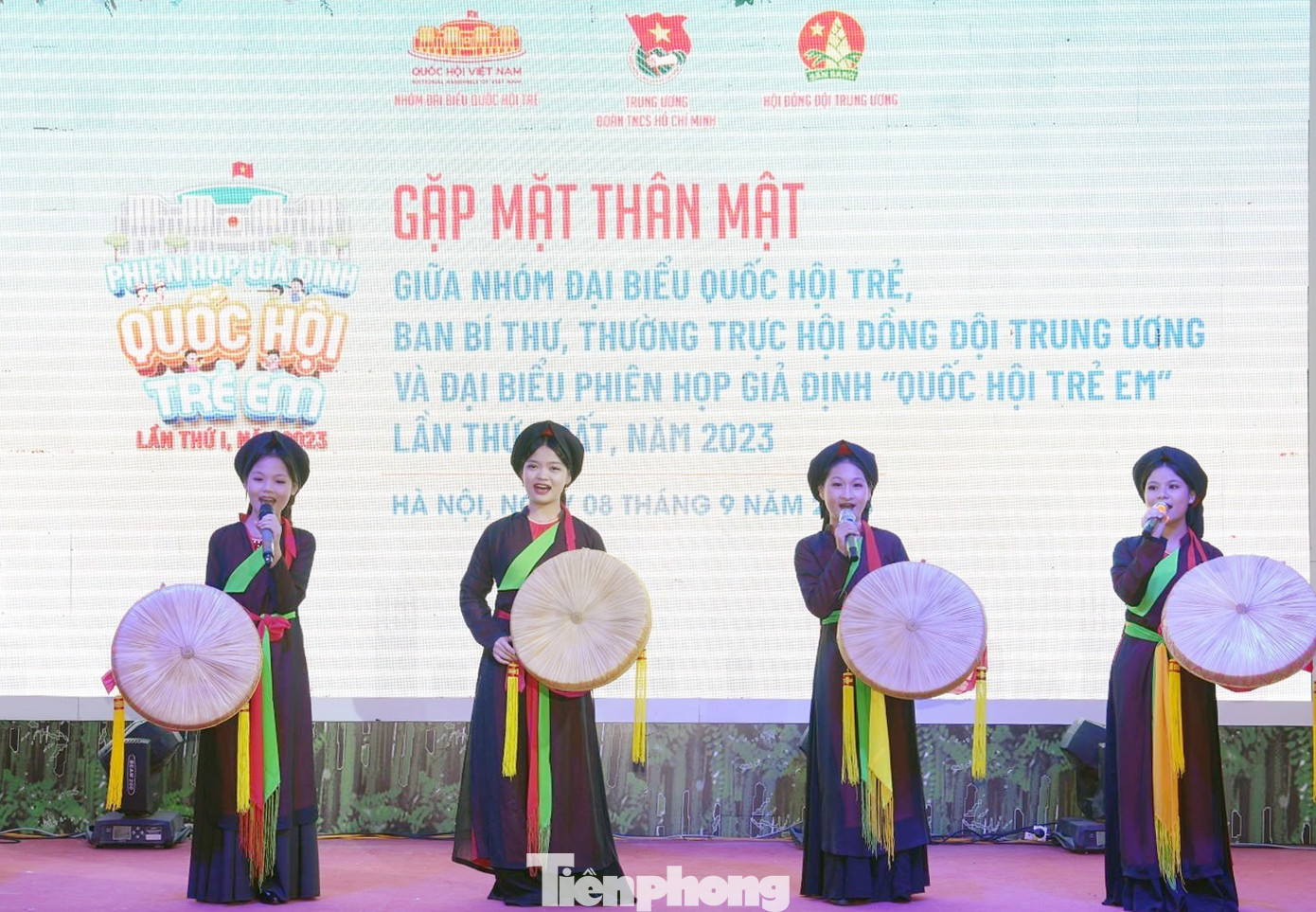 Tiết mục văn nghệ tại chương trình gặp mặt. Ảnh: N.Thắng