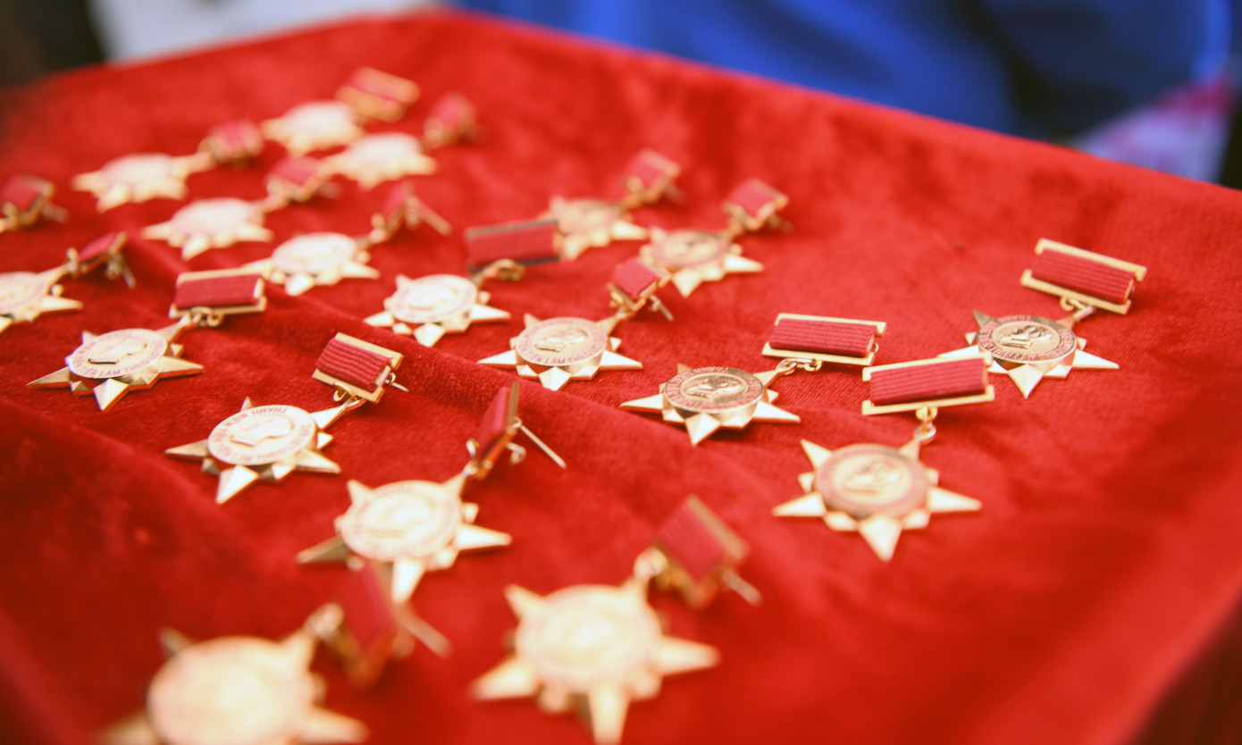 Huy hiệu Thanh niên tiên tiến làm theo lời Bác. Huy hiệu Thanh niên tiên tiến làm theo lời Bác.