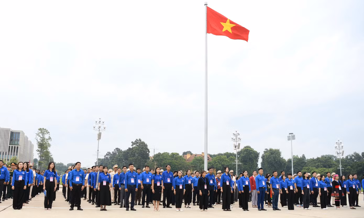 Các đại biểu tề tựu tại Quảng trường Ba Đình tham dự Lễ báo công dâng Bác. Các đại biểu tề tựu tại Quảng trường Ba Đình tham dự Lễ báo công dâng Bác.