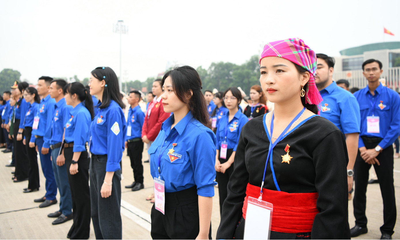 Các đại biểu vinh dự nhận Huy hiệu Thanh niên tiến làm theo lời Bác. Các đại biểu vinh dự nhận Huy hiệu Thanh niên tiến làm theo lời Bác.