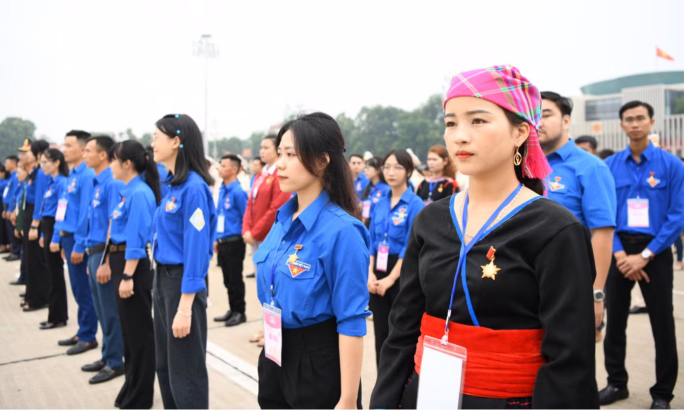 Các đại biểu vinh dự nhận Huy hiệu Thanh niên tiến làm theo lời Bác. Các đại biểu vinh dự nhận Huy hiệu Thanh niên tiến làm theo lời Bác.