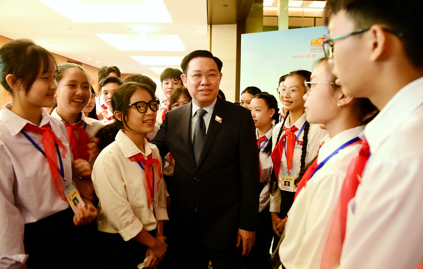 Chủ tịch Quốc hội Vương Đình Huệ gặp gỡ, trò chuyện với đại biểu Phiên họp giả định "Quốc hội trẻ em". Ảnh: Xuân Tùng