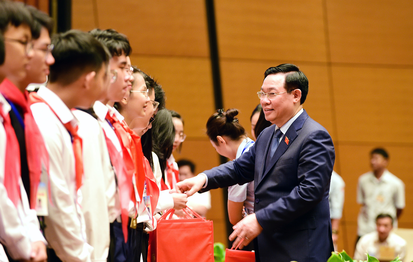 Chủ tịch Quốc hội Vương Đình Huệ tặng quà các đại biểu Phiên họp giả định "Quốc hội trẻ em" lần thứ I năm 2023. Ảnh: Xuân Tùng