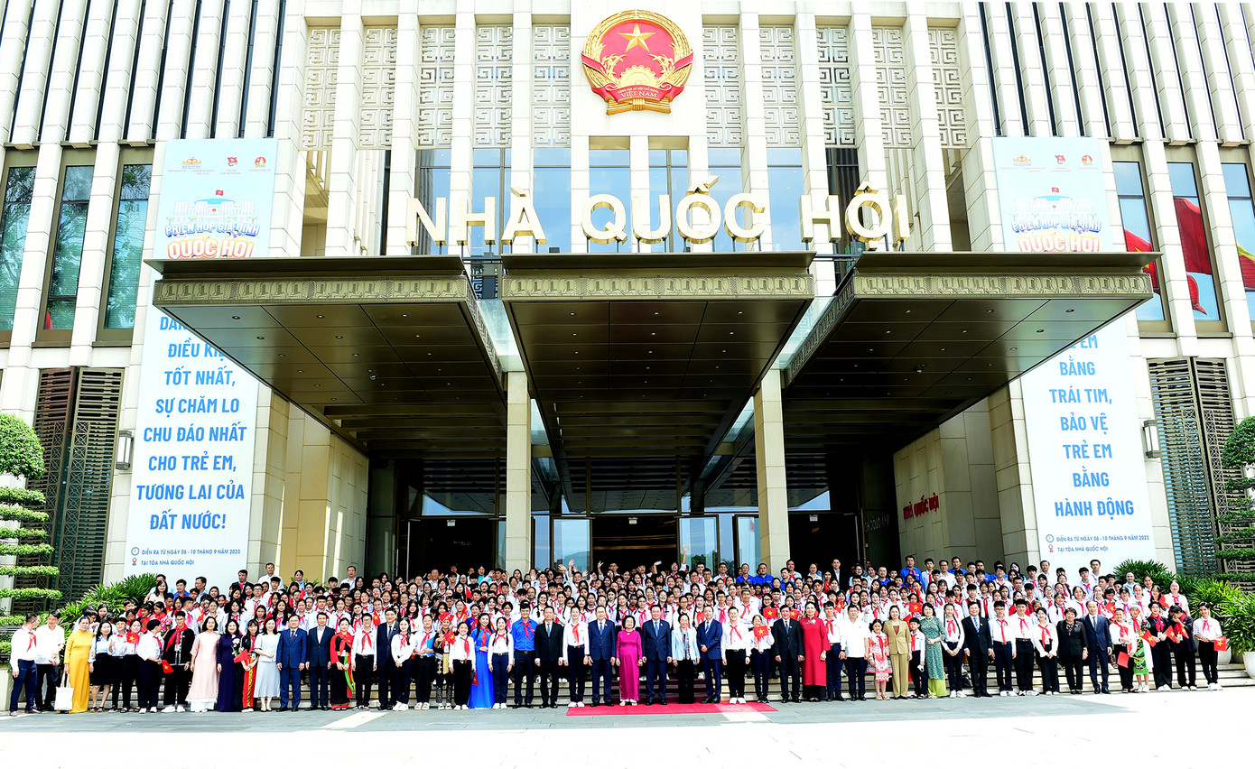 Các đại biểu chụp ảnh lưu niệm tại chương trình. Ảnh: Xuân Tùng