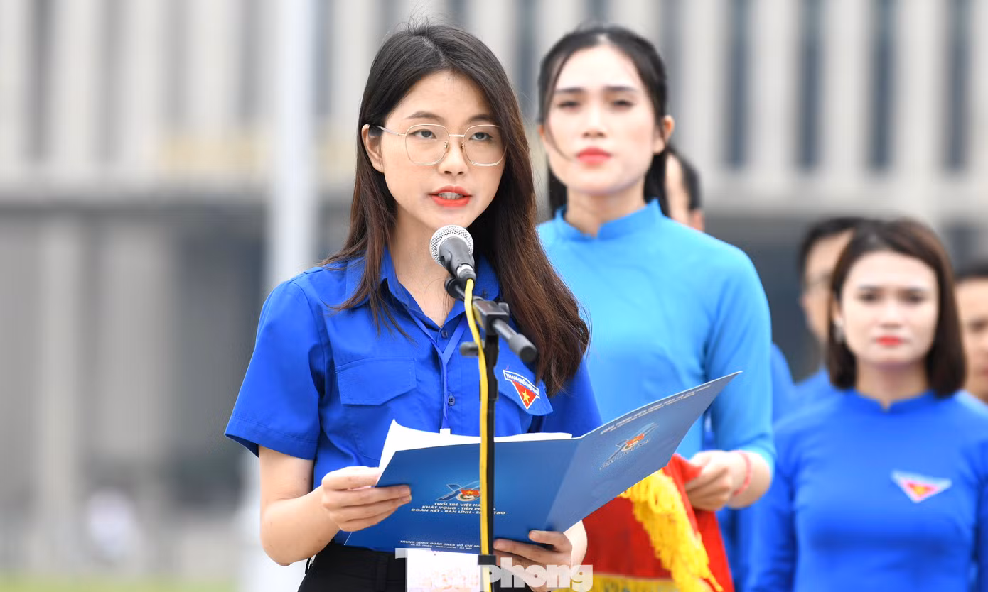 Nguyễn Thị Châu Anh - Phó Chủ tịch Hội Sinh viên TP. HCM, sinh viên trường ĐH Quốc tế (ĐHQG TP. HCM) phát biểu báo công với Bác. Ảnh: NHƯ Ý