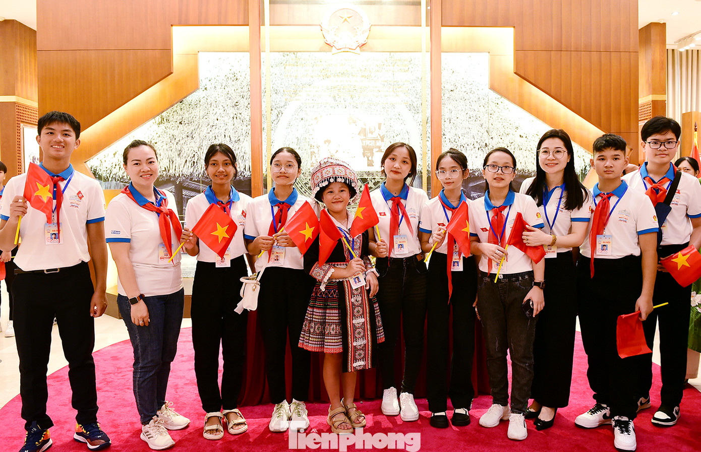 Các đại biểu chụp ảnh lưu niệm tại Bảo tàng Quốc hội. Ảnh: Xuân Tùng Các đại biểu chụp ảnh lưu niệm tại Bảo tàng Quốc hội. Ảnh: Xuân Tùng