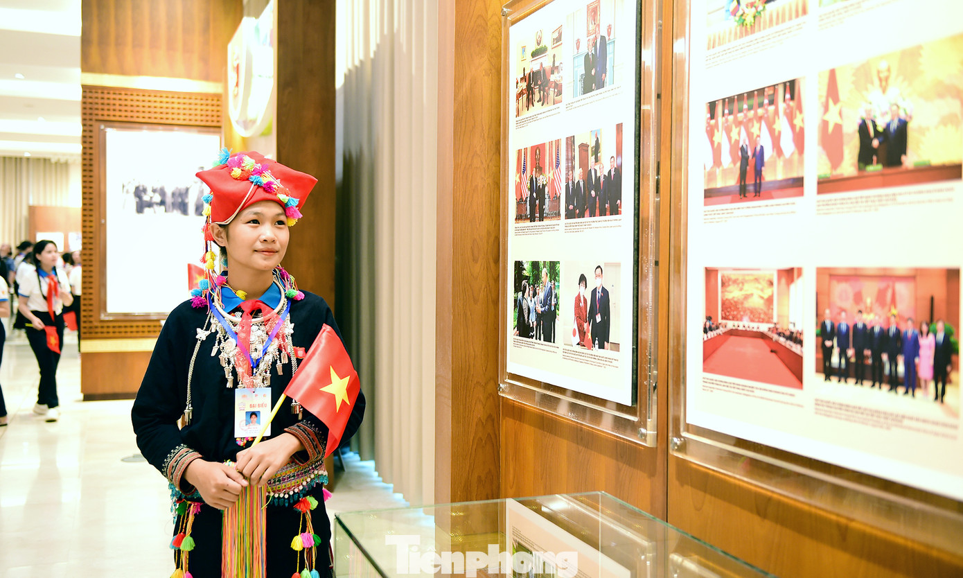 Em Triệu Thị Mùi tham quan Bảo tàng Quốc hội. Ảnh: Xuân Tùng Em Triệu Thị Mùi tham quan Bảo tàng Quốc hội. Ảnh: Xuân Tùng