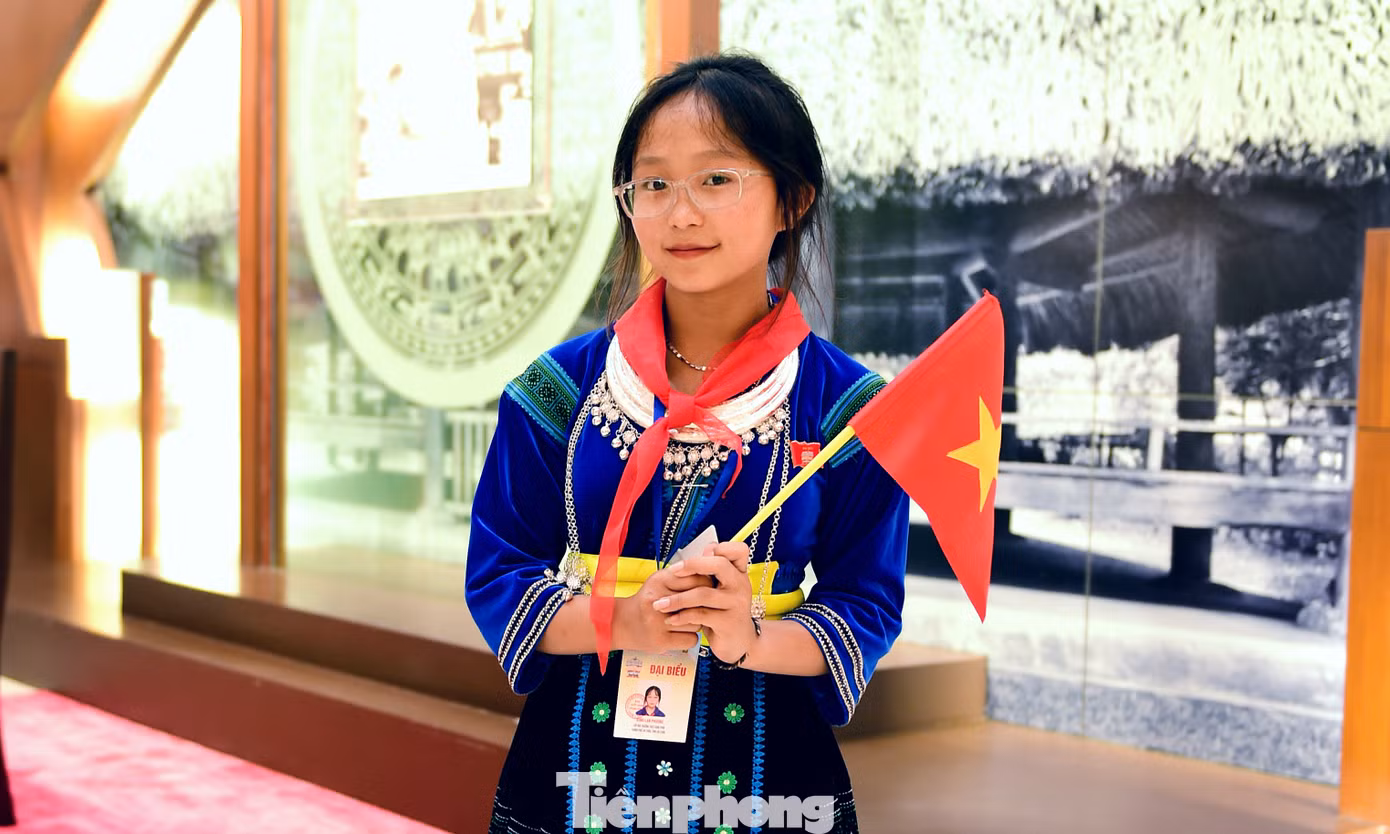 Em Sùng Lan Phương tham quan Bảo tàng Quốc hội. Ảnh: Xuân Tùng