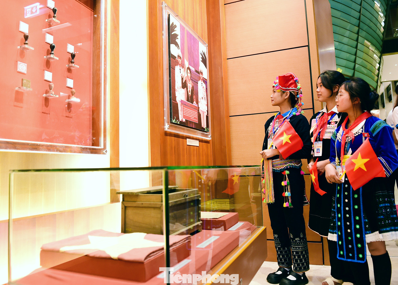 Các đại biểu thiếu nhi mặc trang phục truyền thống tham quan Bảo tàng Quốc hội. Ảnh: Xuân Tùng Các đại biểu thiếu nhi mặc trang phục truyền thống tham quan Bảo tàng Quốc hội. Ảnh: Xuân Tùng