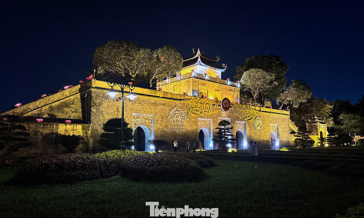 Trong khuôn khổ chương trình Đại hội Thanh niên tiên tiến làm theo lời Bác lần thứ VII năm 2023, tối 25/9, các đại biểu từ nhiều miền Tổ quốc tề tựu tại Khu Di tích Quốc gia đặc biệt Hoàng thành Thăng Long (Hà Nội) để tham quan, trải nghiệm "Tour đêm Giải mã Hoàng thành Thăng Long".