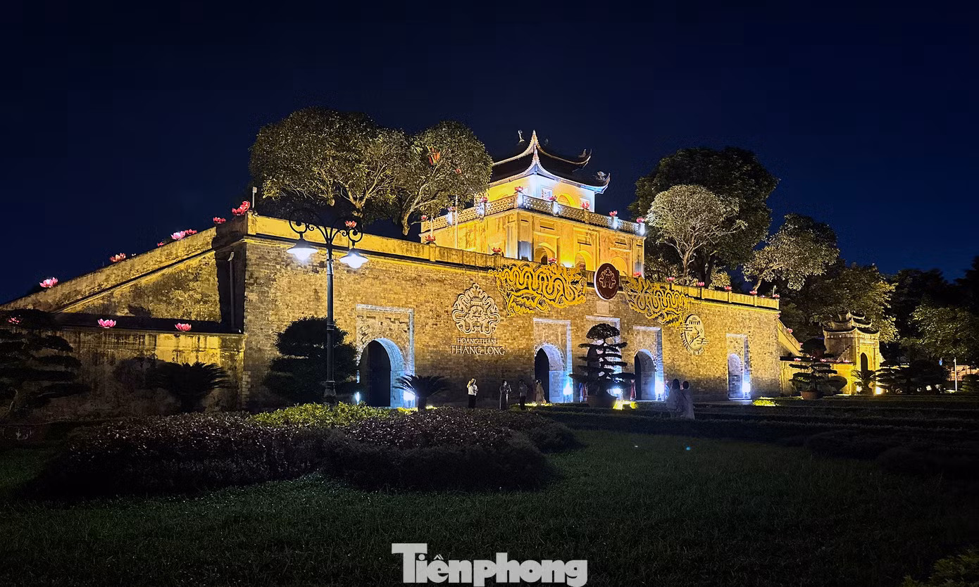 Trong khuôn khổ chương trình Đại hội Thanh niên tiên tiến làm theo lời Bác lần thứ VII năm 2023, tối 25/9, các đại biểu từ nhiều miền Tổ quốc tề tựu tại Khu Di tích Quốc gia đặc biệt Hoàng thành Thăng Long (Hà Nội) để tham quan, trải nghiệm "Tour đêm Giải mã Hoàng thành Thăng Long".
