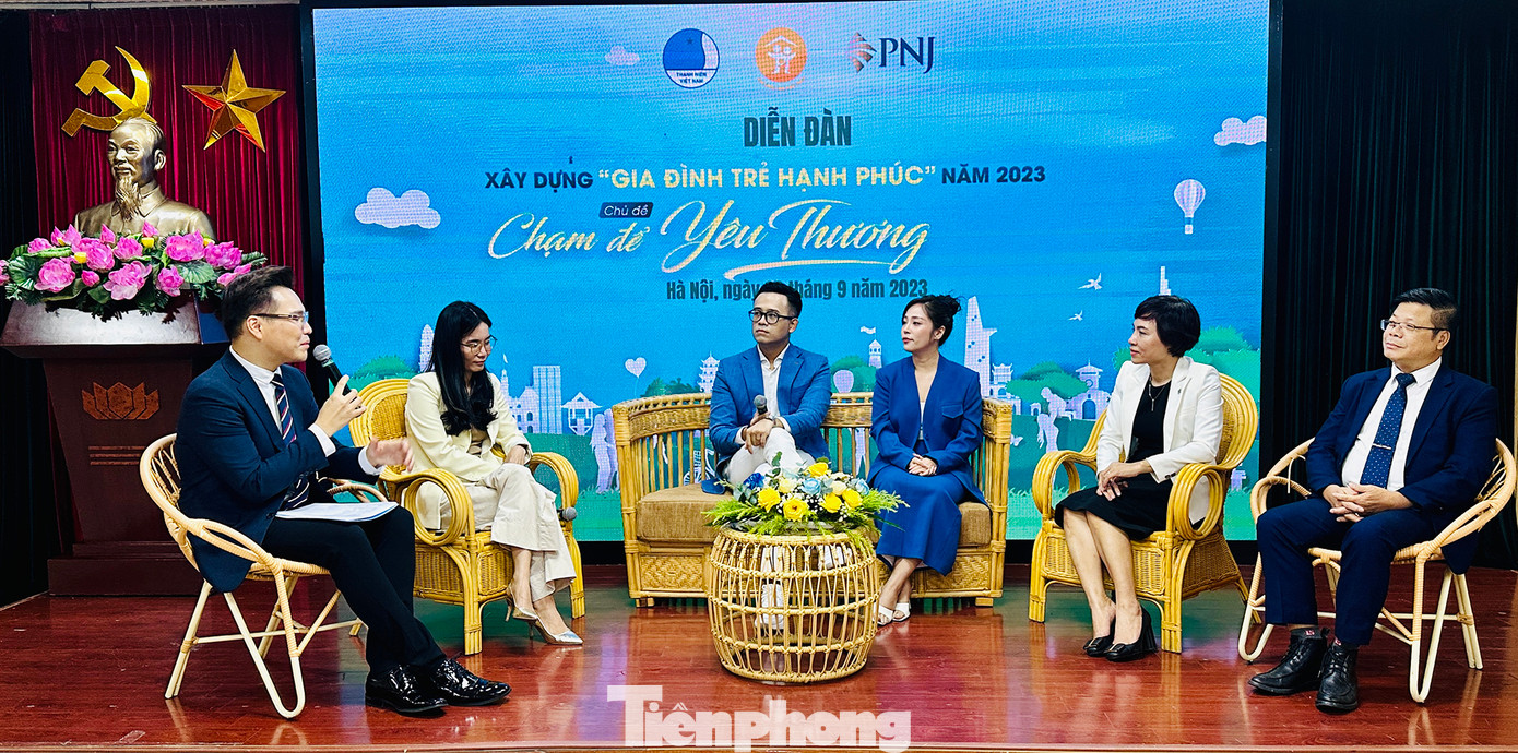 Các chuyên gia, khách mời chia sẻ tại diễn đàn. Ảnh: Xuân Tùng