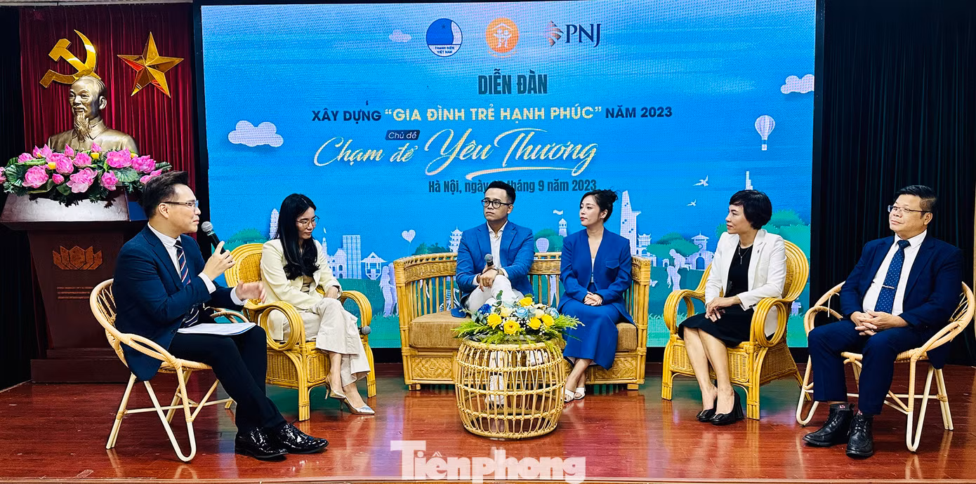 Các chuyên gia, khách mời chia sẻ tại diễn đàn. Ảnh: Xuân Tùng