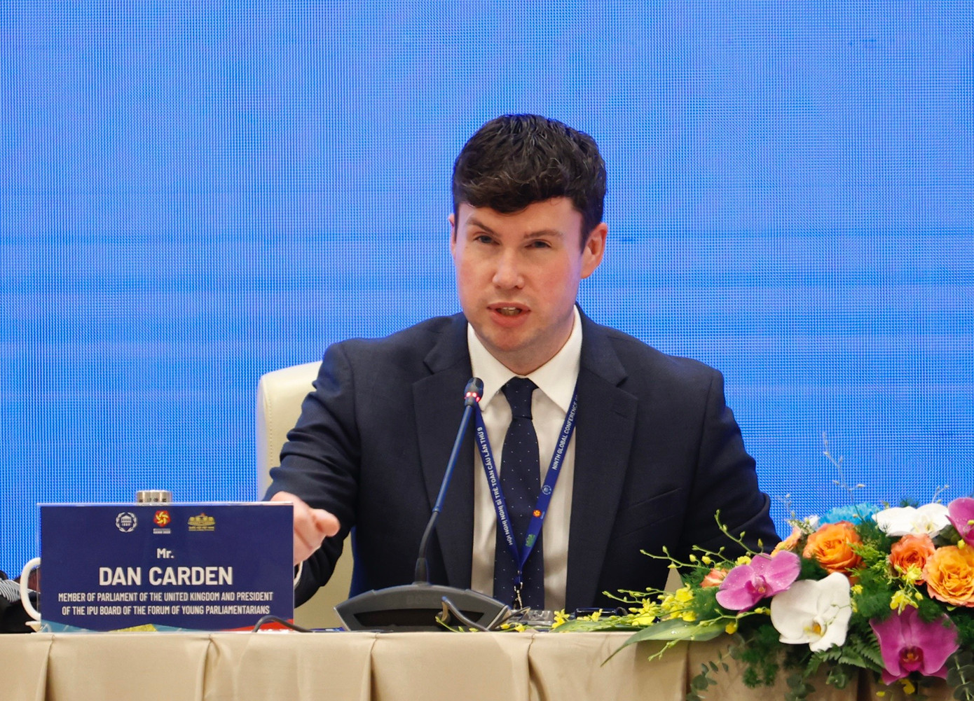 Ông Dan Carden phát biểu đề dẫn tại phiên thảo luận.