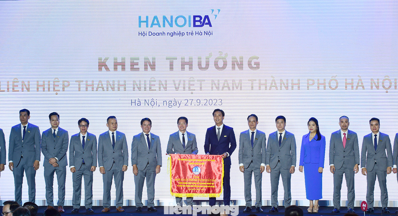 Anh Nguyễn Đức Tiến - Phó Bí thư thường trực Thành Đoàn, Chủ tịch Hội LHTN Việt Nam TP Hà Nội trao khen thưởng Hội Doanh nghiệp trẻ Hà Nội. Ảnh: Xuân Tùng Anh Nguyễn Đức Tiến - Phó Bí thư thường trực Thành Đoàn, Chủ tịch Hội LHTN Việt Nam TP Hà Nội trao khen thưởng Hội Doanh nghiệp trẻ Hà Nội. Ảnh: Xuân Tùng