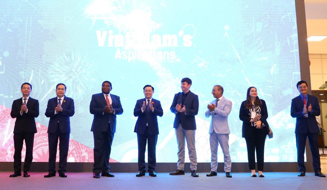 Chủ tịch Quốc hội Vương Đình Huệ và các đại biểu thực hiện nghi thức khai mạc triển lãm. Ảnh: Như Ý Chủ tịch Quốc hội Vương Đình Huệ và các đại biểu thực hiện nghi thức khai mạc triển lãm. Ảnh: Như Ý