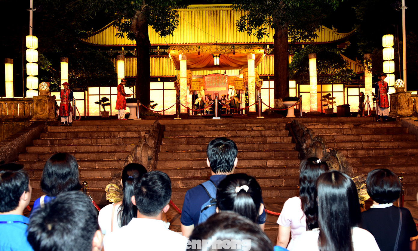 Tại Điện Kính Thiên, các đại biểu đã dâng hương tưởng nhớ Đức vua Lý Thái Tổ và các vị tiên đế đã có công khai sáng Kinh thành Thăng Long, dựng xây non sông Đại Việt; cầu cho quốc thái dân an, muôn nhà hạnh phúc, mọi người bình an.