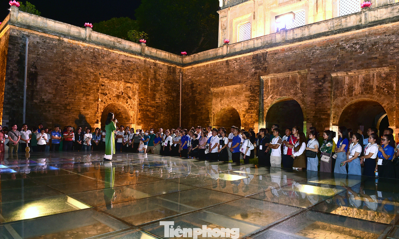 Bước qua Đoan Môn, các đại biểu được trải nghiệm không gian Hoàng cung Thăng Long xưa, được thưởng thức tiết mục múa cổ trên mặt kính hố khai quật khảo cổ với hiệu ứng ánh sáng. Hướng dẫn viên đã giới thiệu về hố khai quật khảo cổ học phát lộ các tầng lớp văn hóa chồng xếp lên nhau, với dấu tích của 3 triều đại Lý, Trần, Lê.