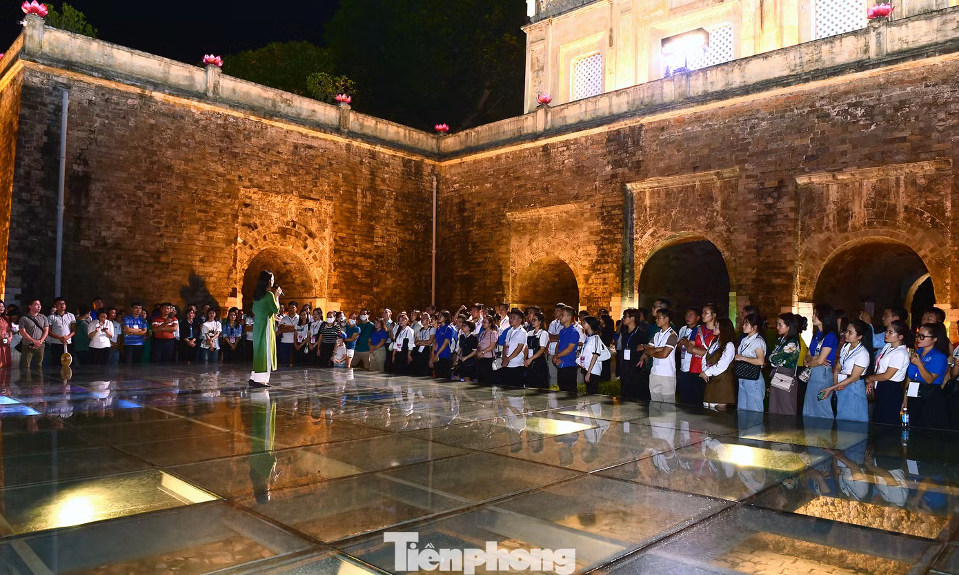 Bước qua Đoan Môn, các đại biểu được trải nghiệm không gian Hoàng cung Thăng Long xưa, được thưởng thức tiết mục múa cổ trên mặt kính hố khai quật khảo cổ với hiệu ứng ánh sáng. Hướng dẫn viên đã giới thiệu về hố khai quật khảo cổ học phát lộ các tầng lớp văn hóa chồng xếp lên nhau, với dấu tích của 3 triều đại Lý, Trần, Lê.