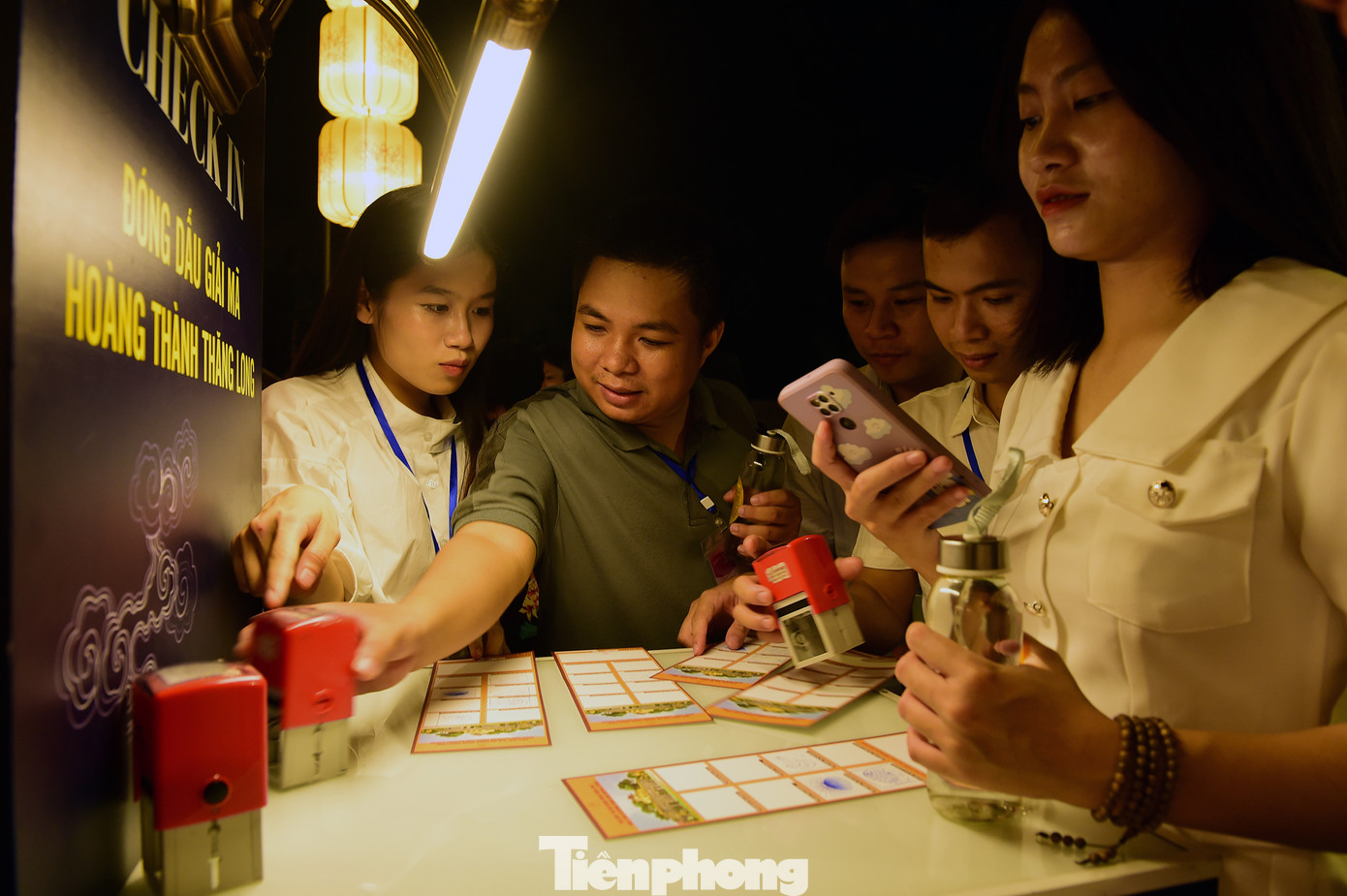 Trong hành trình, các đại biểu tham gia trò chơi giải mã Hoàng thành Thăng Long theo phương thức nhận diện các hiện vật tiêu biểu của 4 triều đại: Đại La, Lý, Trần, Lê và đóng dấu các hiện vật vào thẻ trò chơi.