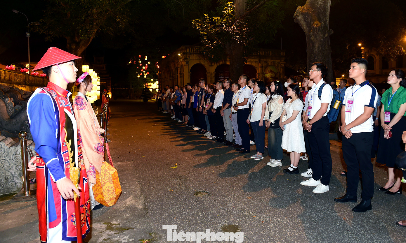 Tại Điện Kính Thiên, các đại biểu đã dâng hương tưởng nhớ Đức vua Lý Thái Tổ và các vị tiên đế đã có công khai sáng Kinh thành Thăng Long, dựng xây non sông Đại Việt; cầu cho quốc thái dân an, muôn nhà hạnh phúc, mọi người bình an.