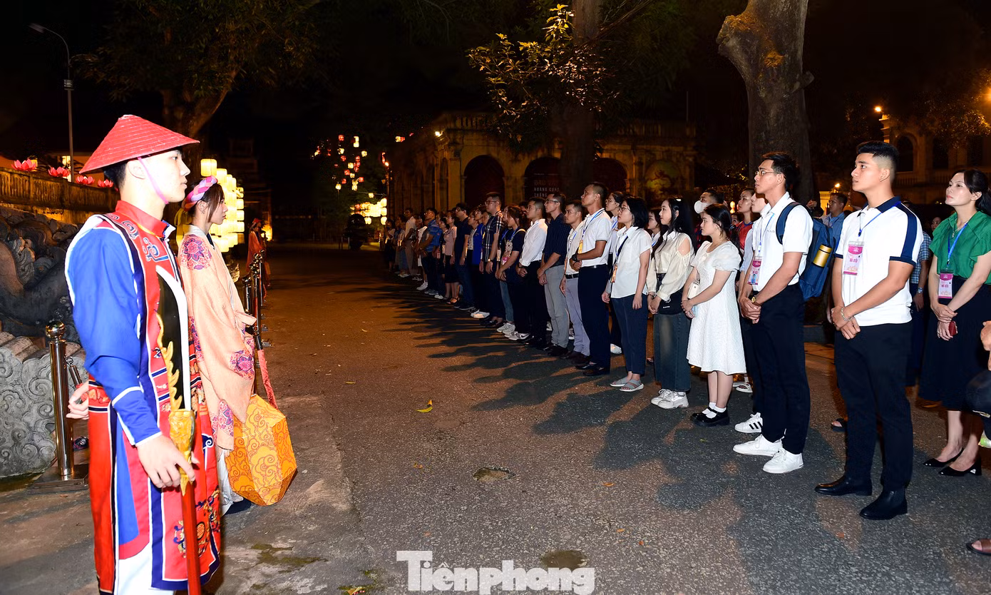 Tại Điện Kính Thiên, các đại biểu đã dâng hương tưởng nhớ Đức vua Lý Thái Tổ và các vị tiên đế đã có công khai sáng Kinh thành Thăng Long, dựng xây non sông Đại Việt; cầu cho quốc thái dân an, muôn nhà hạnh phúc, mọi người bình an.