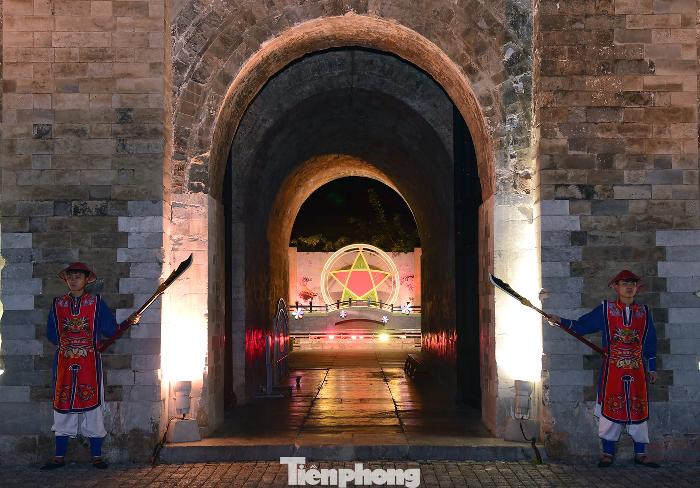 Điều đặc biệt, các đại biểu tham gia Tour đêm Giải mã Hoàng thành Thăng Long khi không khí vui đón Tết Trung thu đang rộn ràng khắp phố phường, cũng như trong khu Di tích Hoàng thành Thăng Long.