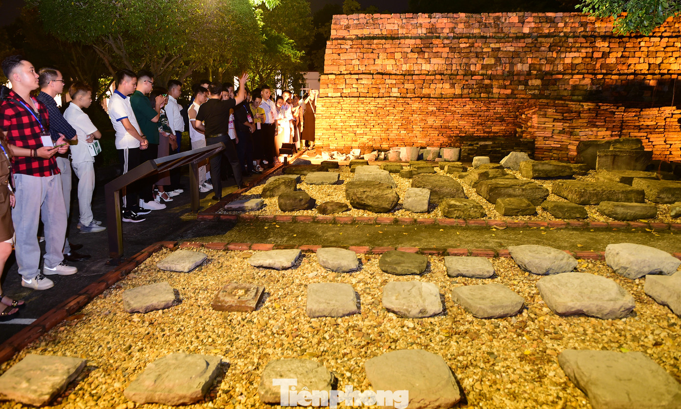 Điểm tham quan cuối cùng là khu khảo cổ học 18 Hoàng Diệu, được thiết kế hai điểm nhấn là: Trình chiếu hình ảnh bằng ánh sáng laser các hiện vật tiêu biểu của Hoàng thành Thăng Long; trải nghiệm và lấy nước giếng Hoàng cung mang về.