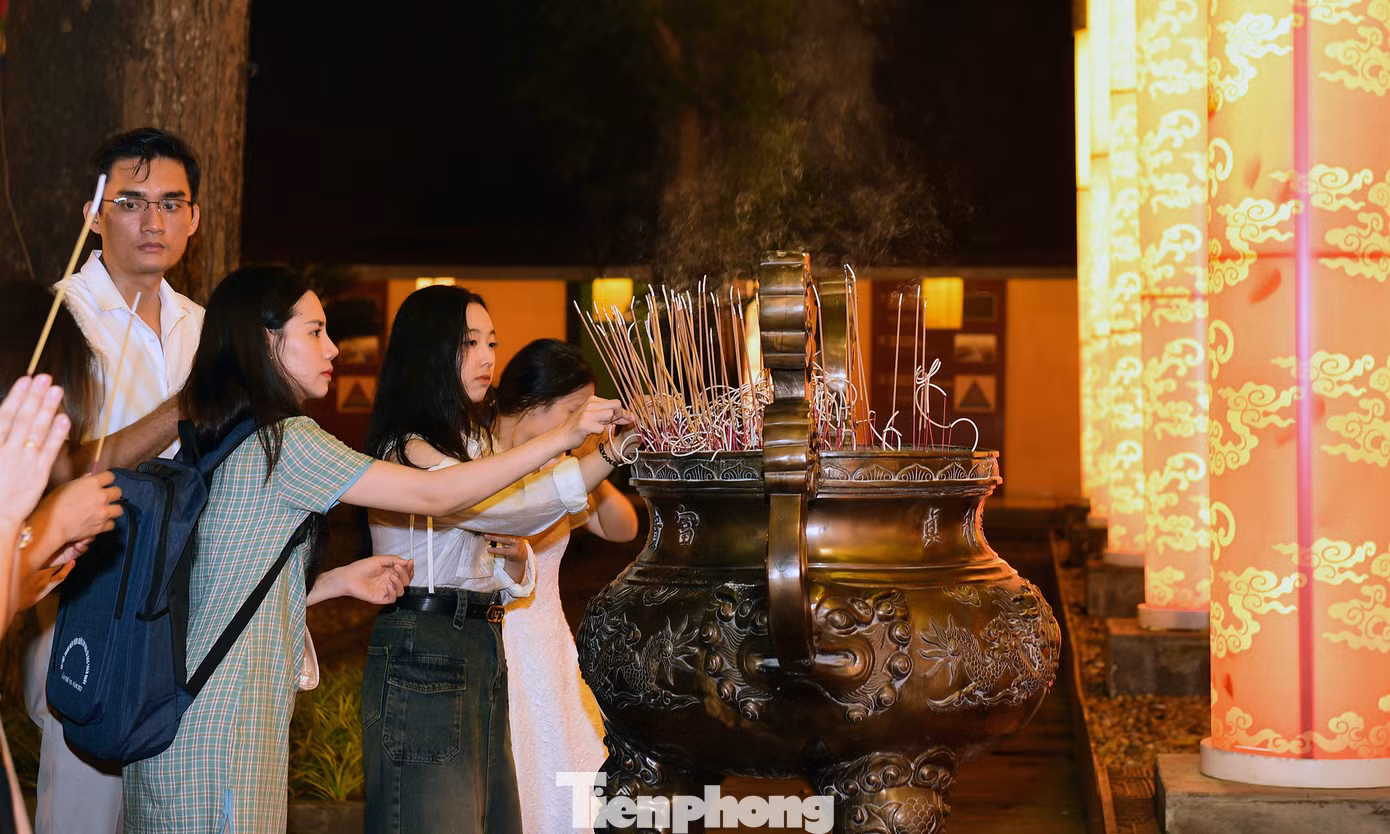 Tại Điện Kính Thiên, các đại biểu đã dâng hương tưởng nhớ Đức vua Lý Thái Tổ và các vị tiên đế đã có công khai sáng Kinh thành Thăng Long, dựng xây non sông Đại Việt; cầu cho quốc thái dân an, muôn nhà hạnh phúc, mọi người bình an.