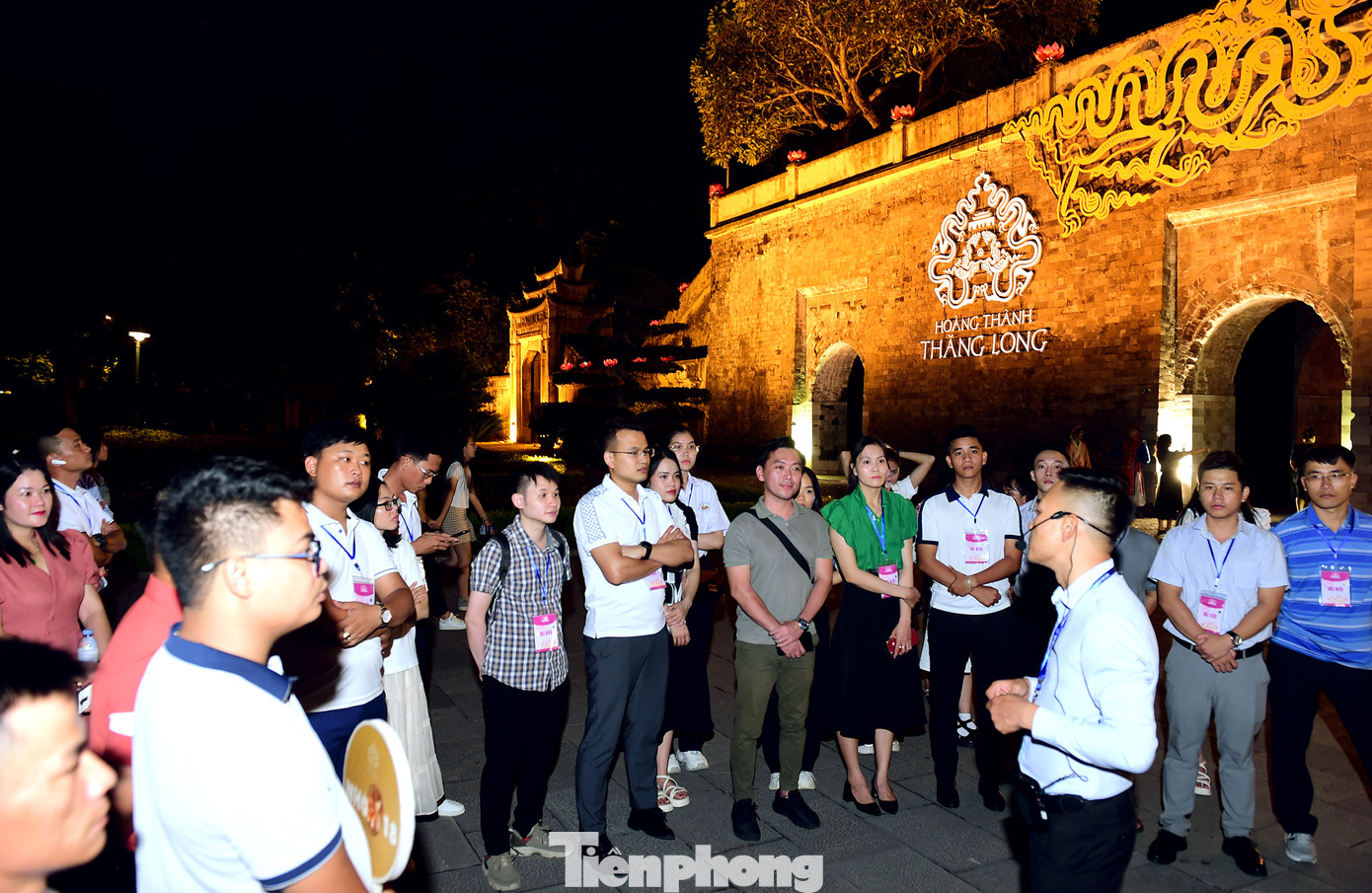 Bên Đoan Môn - cửa ra vào của Cấm thành, cũng là điểm khởi đầu của hành trình trải nghiệm, các đại biểu thanh niên chia thành nhiều nhóm và được hướng dẫn viên giới thiệu khái quát về lịch sử, kiến trúc, công năng của công trình.