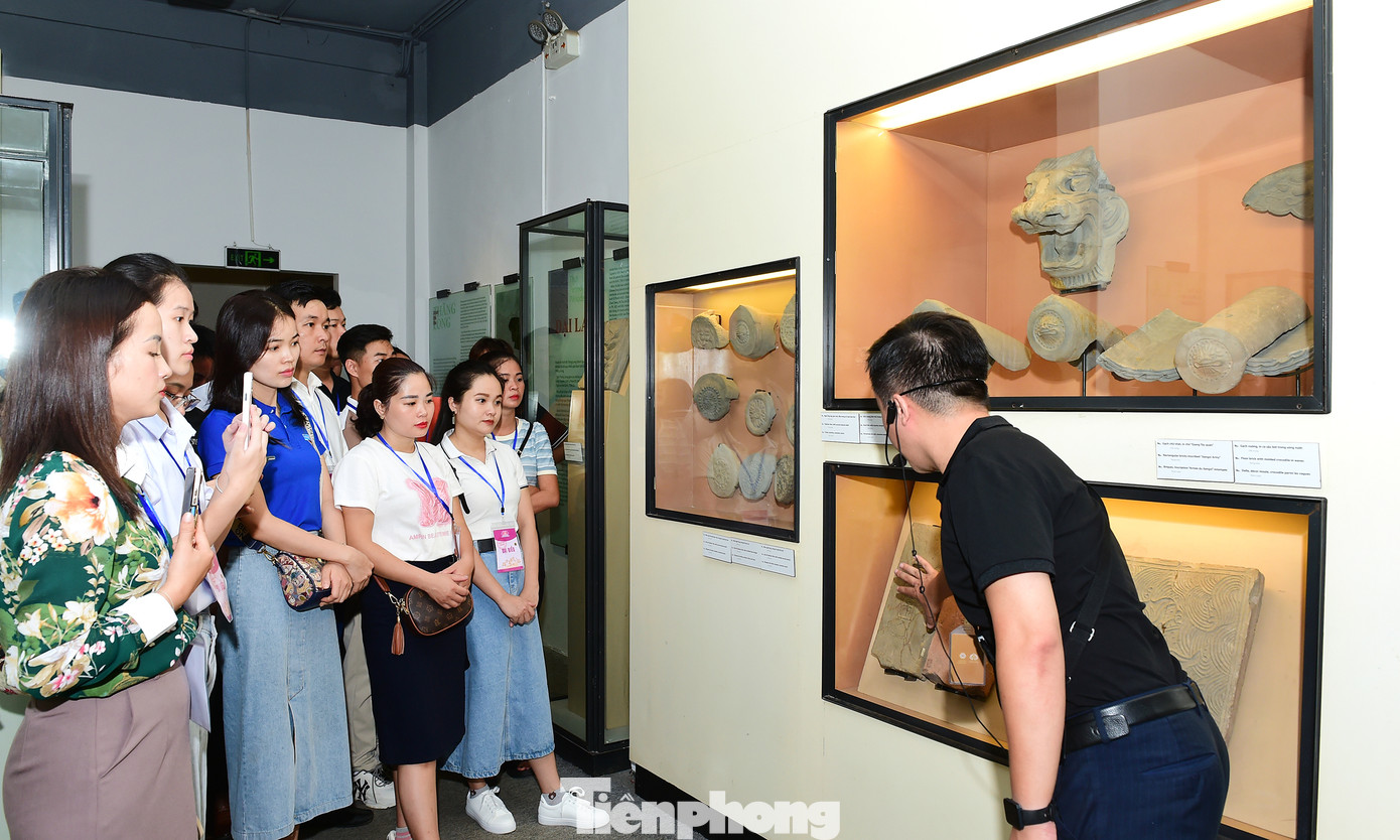 Tiếp đến, các đại biểu đã tham quan không gian trưng bày ý nghĩa và độc đáo của Hoàng thành Thăng Long với chiều dài lịch sử 1.300 năm, chiêm ngưỡng những cổ vật quý giá và đặc sắc với chủ đề “Thăng Long Hà Nội - Lịch sử nghìn năm từ lòng đất” tại nhà trưng bày.