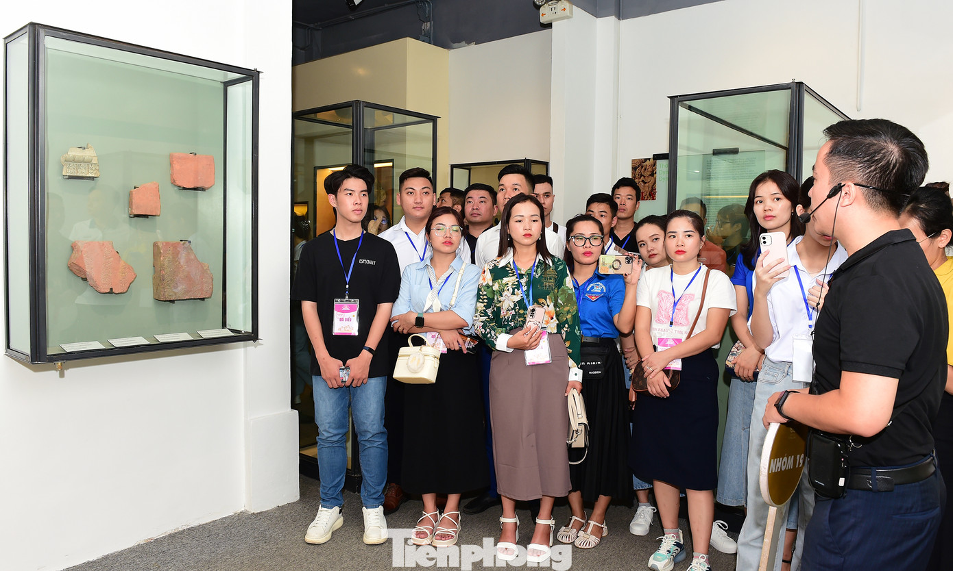 Nhiều đại biểu chia sẻ, đây là lần đầu được trải nghiệm Tour đêm Giải mã Hoàng thành Thăng Long, được ngắm nhìn hiện vật lịch sử gắn với Hoàng thành Thăng Long, được chế tác tinh xảo. Cùng với sự thuyết minh, giới thiệu của các hướng dẫn viên, các bạn trẻ hiểu và tự hào thêm về Thăng Long - Hà Nội nghìn năm văn hiến, về lịch sử, văn hóa của dân tộc.