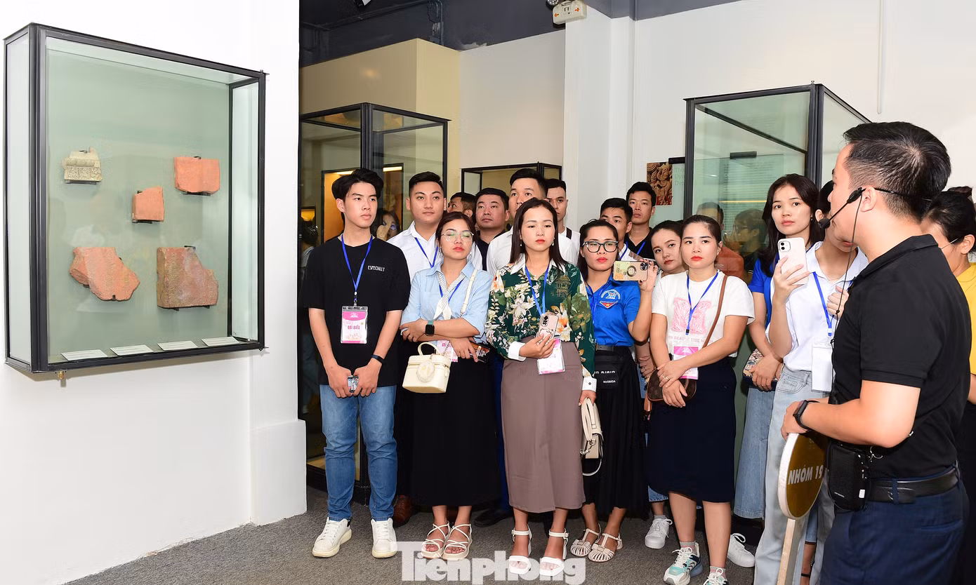 Nhiều đại biểu chia sẻ, đây là lần đầu được trải nghiệm Tour đêm Giải mã Hoàng thành Thăng Long, được ngắm nhìn hiện vật lịch sử gắn với Hoàng thành Thăng Long, được chế tác tinh xảo. Cùng với sự thuyết minh, giới thiệu của các hướng dẫn viên, các bạn trẻ hiểu và tự hào thêm về Thăng Long - Hà Nội nghìn năm văn hiến, về lịch sử, văn hóa của dân tộc.