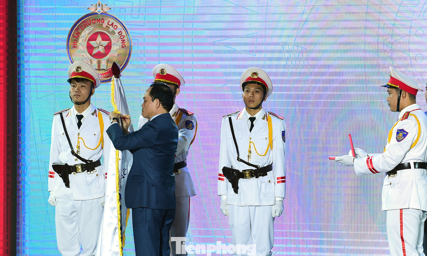 Thừa uỷ quyền của Chủ tịch nước, Phó Thủ tướng Trần Lưu Quang trao Huân chương Lao động hạng Nhì cho Hội Doanh nghiệp trẻ Hà Nội. Ảnh: Xuân Tùng Thừa uỷ quyền của Chủ tịch nước, Phó Thủ tướng Trần Lưu Quang trao Huân chương Lao động hạng Nhì cho Hội Doanh nghiệp trẻ Hà Nội. Ảnh: Xuân Tùng