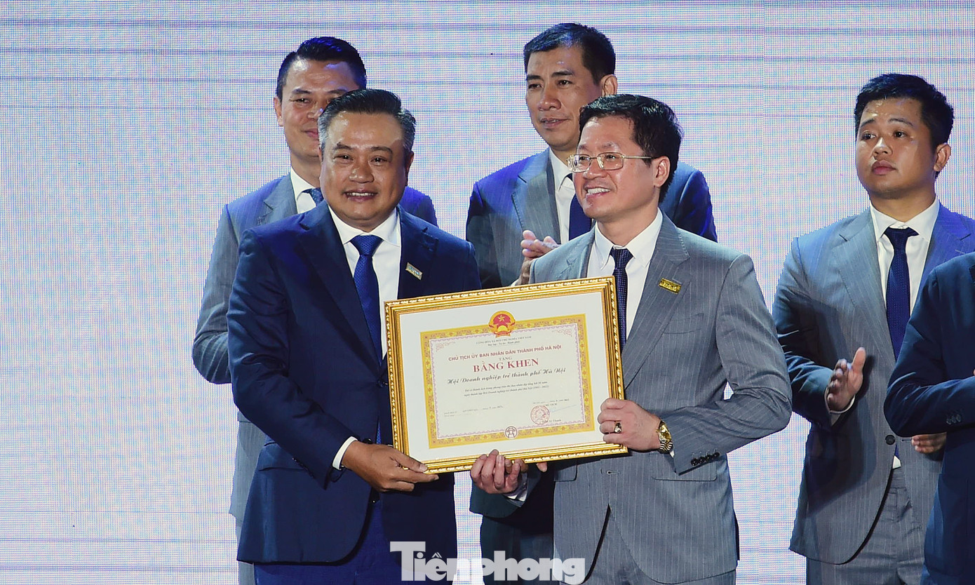 Ông Trần Sỹ Thanh - Chủ tịch UBND TP Hà Nội tặng Bằng khen cho Hội Doanh nghiệp trẻ Hà Nội. Ảnh: Xuân Tùng Ông Trần Sỹ Thanh - Chủ tịch UBND TP Hà Nội tặng Bằng khen cho Hội Doanh nghiệp trẻ Hà Nội. Ảnh: Xuân Tùng