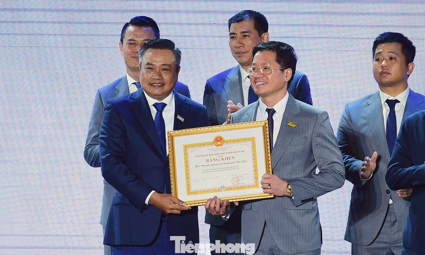 Ông Trần Sỹ Thanh - Chủ tịch UBND TP Hà Nội tặng Bằng khen cho Hội Doanh nghiệp trẻ Hà Nội. Ảnh: Xuân Tùng Ông Trần Sỹ Thanh - Chủ tịch UBND TP Hà Nội tặng Bằng khen cho Hội Doanh nghiệp trẻ Hà Nội. Ảnh: Xuân Tùng