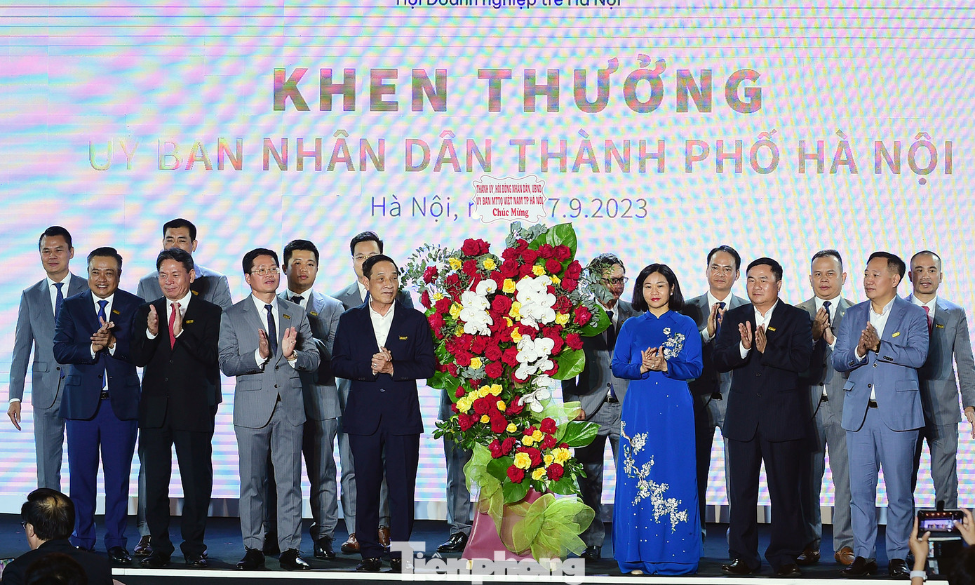 Bà Nguyễn Thị Tuyến - Phó Bí thư thường trực Thành ủy Hà Nội tặng lẵng hoa chúc mừng Hội Doanh nghiệp trẻ Hà Nội. Ảnh: Xuân Tùng Bà Nguyễn Thị Tuyến - Phó Bí thư thường trực Thành ủy Hà Nội tặng lẵng hoa chúc mừng Hội Doanh nghiệp trẻ Hà Nội. Ảnh: Xuân Tùng