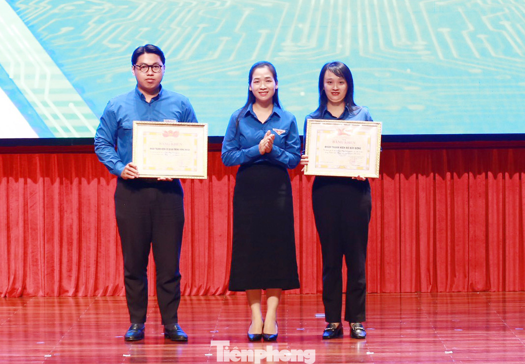 Chị Dương Minh Nguyệt trao khen thưởng tại chương trình. Ảnh: Vương Bảo Anh