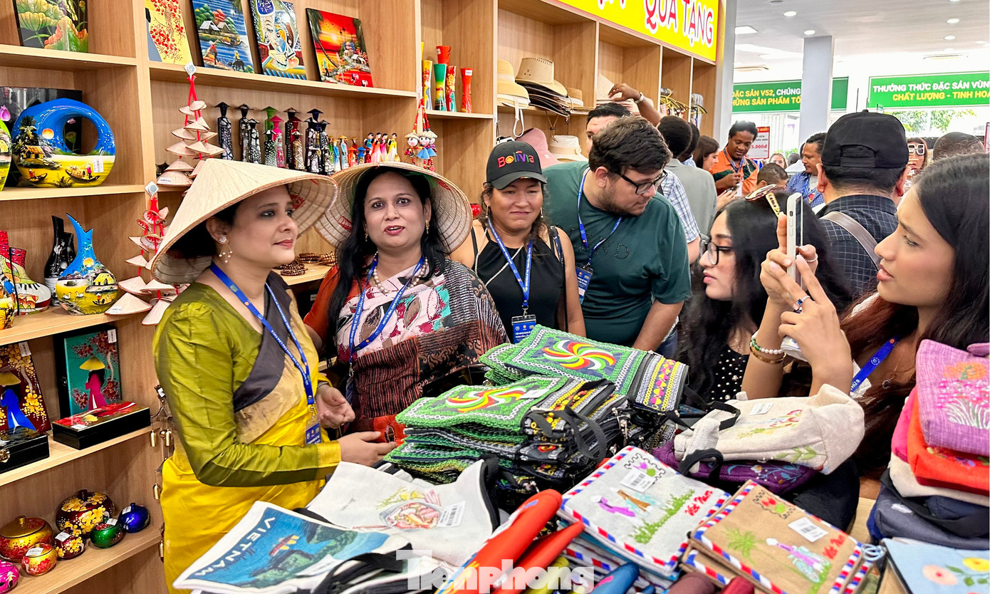 Các đại biểu tại gian hàng lưu niệm với nhiều sản phẩm mang đậm bản sắc Việt Nam.