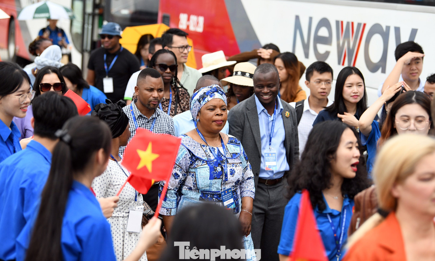 Đoàn đại biểu tham gia hoạt động tham quan tại Quảng Ninh.