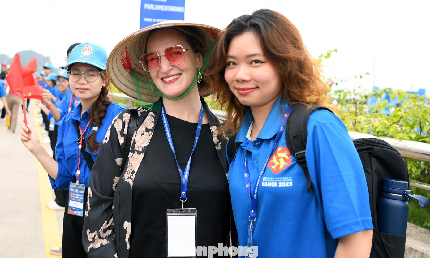 Đoàn đại biểu tham gia hoạt động tham quan tại Quảng Ninh.